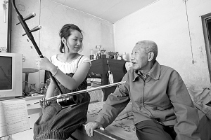 低保<em>女孩</em>趴窗口偷<em>学二胡</em>_新闻中心_新浪网