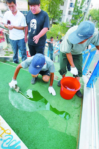 新竣工天桥路面高跟鞋一踩就烂续:将重铺地垫