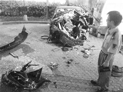 高温催爆高压气瓶 轿车突然爆炸震碎邻居窗户