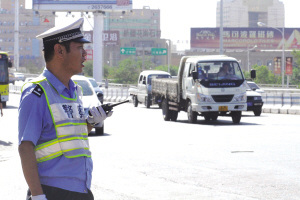 女司机顶着交警开出500米称没跑黑车