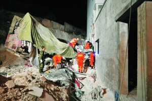 失控重卡飞出路面撞向在建楼车上四人当场遇难