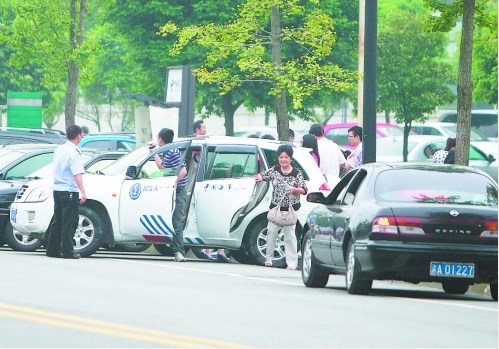 多辆公车送大学新生入学被疑私用