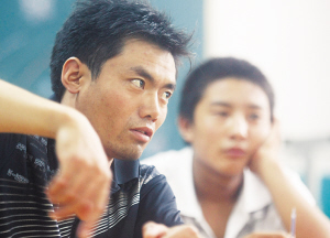 80后老师藏族孤儿7年关爱 呵护备至