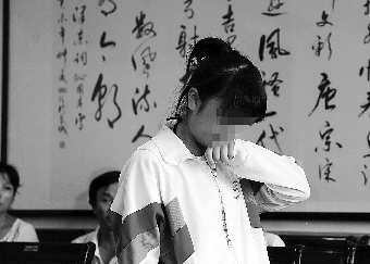 女生怀疑同学与男友暧昧找十余人围殴对方