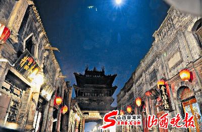 平遥古城:俩学生拍夜景UFO闯入镜头(图)