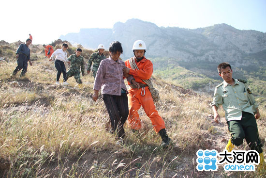 三名游客不愿买票爬山进景区被困悬崖17小时