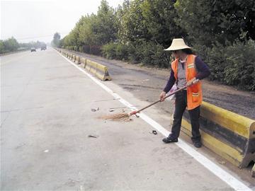 伤者车祸后谢绝救援蜷伏路中报警被车撞死