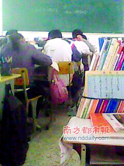 中学教师对工资不满集体停课三天 学生微博直