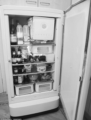 老人家中冰箱运行58年仍正常工作仅换过照明灯
