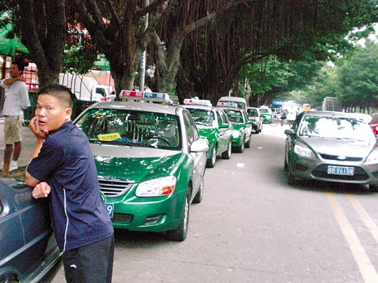 深圳部分出租车停运的哥称非法营运冲击生意