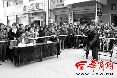 审判现场，父亲杨忠成(右)手持拐杖要冲向坐在被告席的儿子 记者李振摄