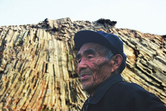 73岁老人独自守护火山口 每晚巡山7年未间断