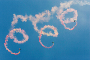 中国空军跳伞运动大队做定点跳伞表演时，在天上画出3个e字 