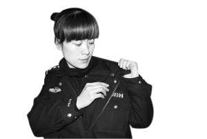 女交警李季芳的警服当时都被扯破了