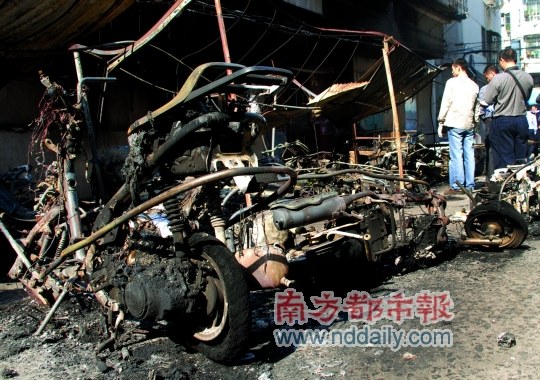 摩托车被烧得只剩黑乎乎的骨架。11月25日凌晨，蓬江区凤湾里居民区一车棚突发大火，10余辆摩托车被烧毁。