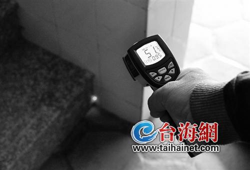 卢先生发现自家一楼一块地板砖平均温度达到51℃。