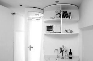 浴室和橱柜是半圆形的，且可以转动，不需要时，旋转180°后就合并成一面墙