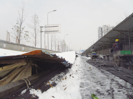 大雪压垮了江东书香景苑临时菜场 幸无人受伤