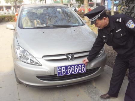 普通轿车莫名被贴上