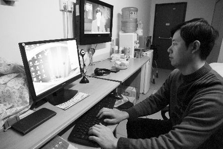 刘元松个人网站的背景音乐是刘欢的《从头再来》，他想用自己的经历告诉大家珍惜眼前的幸福。河南商报记者 王春胜/摄