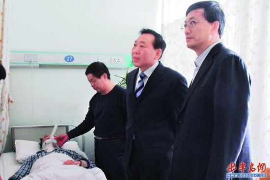 副市长王修林和市卫生局局长曹勇到医院看望受伤的刘医生。