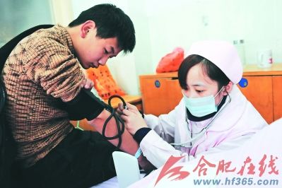 护士为小孩测血压。郑成功/摄