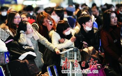  昨日，在日本东京成田机场，一些中国同胞等待撤离。新华社发