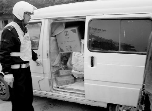 面包车违法受处罚 司机却摸出一叠罚单来