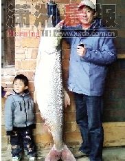 98斤的�鱼身长有一米六。图/受访者提供
