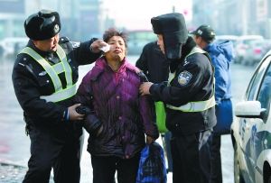 �������ڣ��󣩺�Ҷ�ཫ��Ůʿ����·�ߣ������������ϵ��� �������� ��ʯ ��
