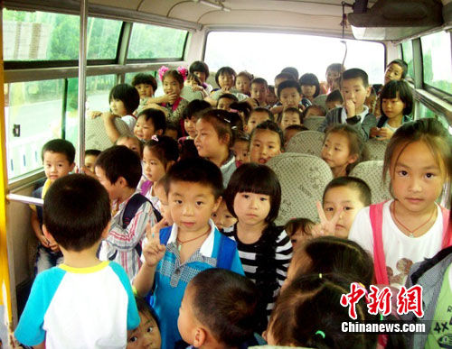 中型普通客车，19座塞进72名小孩。 