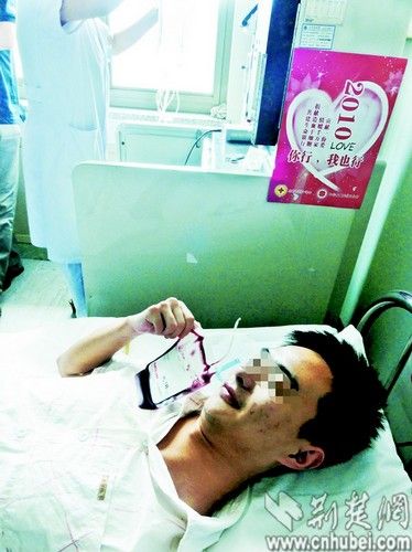图为：7月8日上午，湖北“弃考捐髓”大学生杨力伟（化名）成功在空军总医院完成造血干细胞的捐献。《法制晚报》图