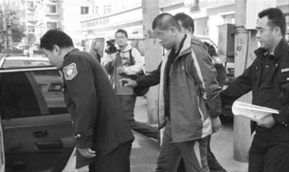一名“80后”网逃犯罪嫌疑人被警方缉拿归案(资料片)。朴峰 摄