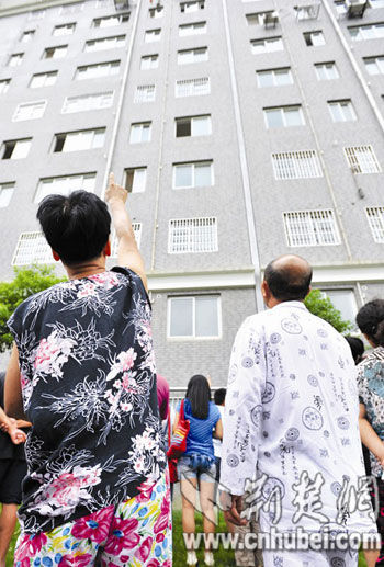 标记处为男孩攀爬的空调水管 记者 李响 摄