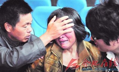 家人看见张磊上庭，抑止不住悲痛掩面而泣。