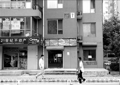 当年该犯罪团伙曾在荣丰2008小区7号楼里的一处居室内组织卖淫。本报记者杨天啸摄 当年该犯罪团伙曾在荣丰2008小区7号楼里的一处居室内组织卖淫。本报记者杨天啸摄