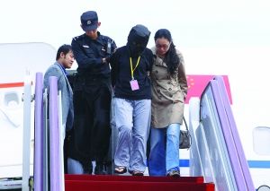 9月29日，犯罪嫌疑人被押解下飞机（资料图片）