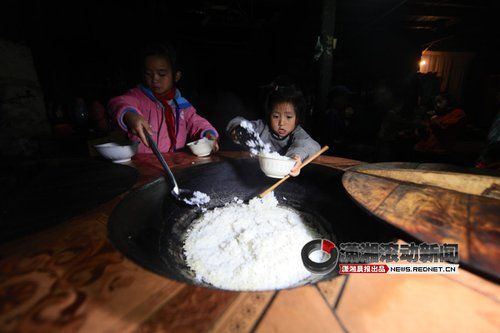 (孩子们虽然年纪尚小，但是生活能够自理，娇气任性的影子已经远远离他们而去。图/潇湘晨报滚动新闻记者 马青)