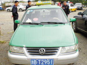 外形与正规出租一模一样 山寨的士 被打印发票