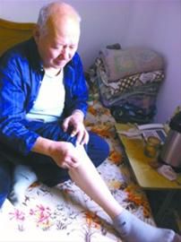  昨日，76岁的白大爷被坠楼男子砸伤，不知道该找谁去解决。 记者 王迪 摄 