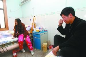 病房里，看着自己女儿这个样子，赵娟的父亲哭了。 重庆晨报记者 何熠 摄