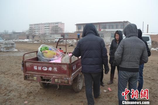 村民在守护孩子们的衣物