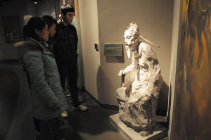 资料图：市民在博物馆展厅内参观一尊坐着的秦桧雕像 