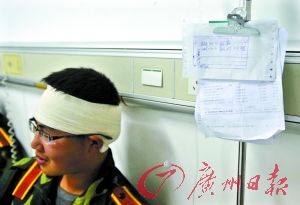  大学新生军训时晕倒撞上刺刀缝10针