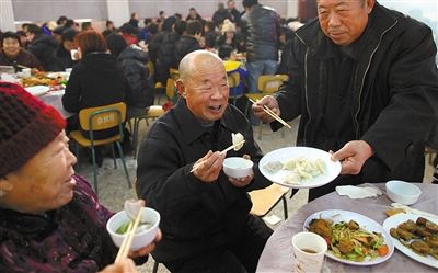 昨日，留民营村礼堂，几位老人品尝饺子，脸上乐开了花。