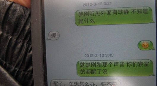 3月12日，听见声响，同学彼此发短信交流。 图/记者 王塔