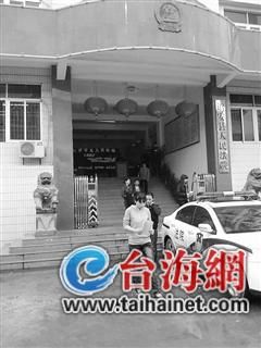 被害人沈大婴的妻子沈舜娜走出法院，脸上的表情并不轻松