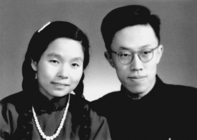 崔瑞芳与丈夫王蒙的结婚照,两人相伴近60年。 崔瑞芳与丈夫王蒙的结婚照,两人相伴近60年。