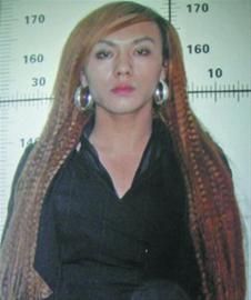 犯罪嫌疑人赵某的女装扮相。警方供图