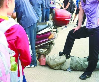 中年男子进高校偷窃被<em>女警</em>与教练制服_新闻中